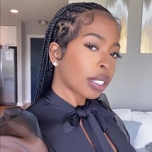 Meet your Posher, Monita